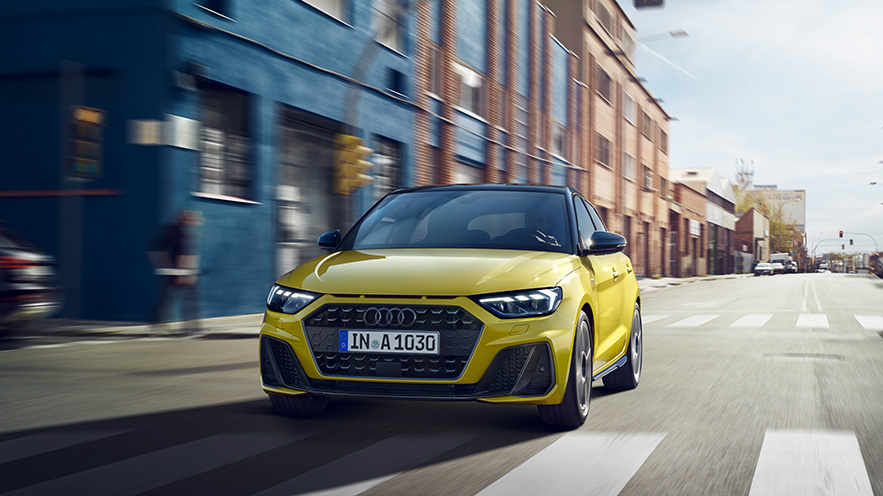 gelber Audi in der Stadt