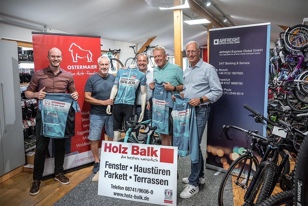 Das Bild zeigt die Partnerschaft der Autofamilie Ostermaier und Rad & Sport Bauer mit den neuen Rad-Trikot-Set.