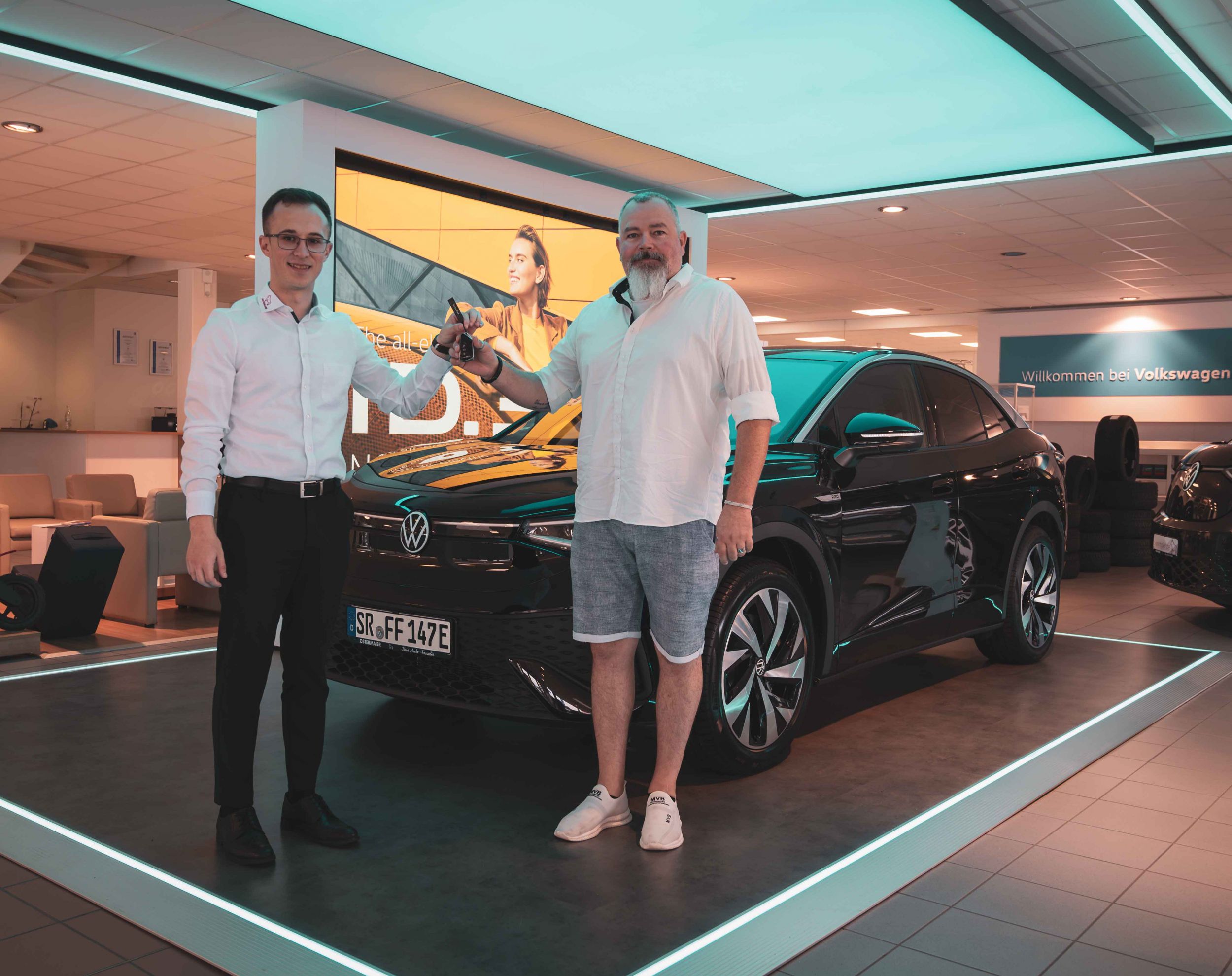 Strahlend auf dem Foto (v. l.): George-Cristian Banica (Verkaufsberater VW) und Matthias Fuchs (Inhaber Fahrschule Fuchs & Sohn)