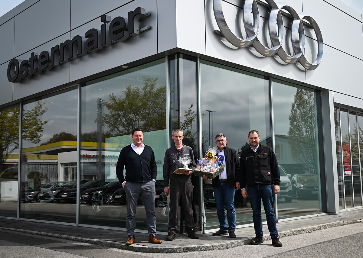 Strahlend am Foto (v. l.): Bernhard Anderl (Betriebsleiter), Roland Bachner (Jubilar), Reinhold Schläger (Serviceleiter) und Johannes Haimerl (Werkstattleiter)