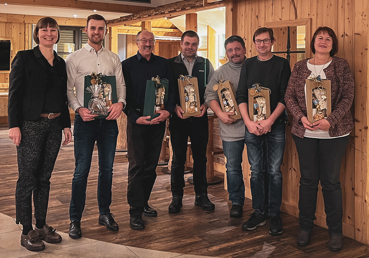 Foto zeigt Jubilare aus Vilsbiburg mit Präsenten