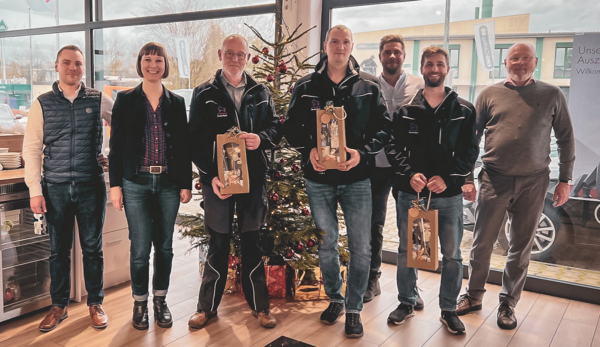 Foto zeigt Jubilare aus Waldkraiburg mit Präsenten