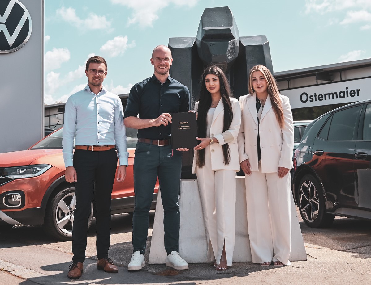 Strahlend am Bild (v. l.): Paul Anetsmann (Assistent der Geschäftsleitung), Andreas Jerchel (Leitung Marketing, CRM und Digitalisierung), Armine Amoyan (Studentin der BFC) und Selin Gerster (Studentin der BFC); Es fehlt: Mert-Cevat Demir (Student der BFC)