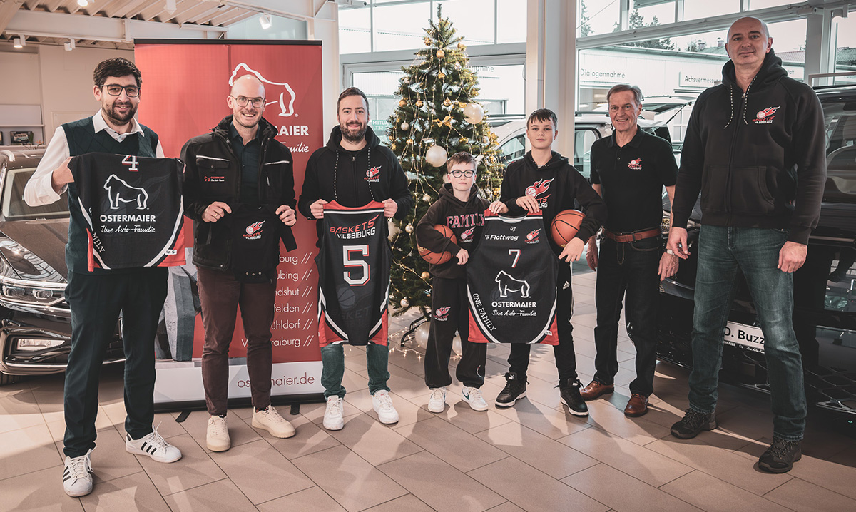 Strahlend auf dem Bild (v. l.): Benjamin Ostermaier (Markenverantwortlicher Audi, VW u. VW NFZ), Andreas Jerchel (Leiter Marketing, CRM und Digitalisierung), Jodi Kreuzer (Trainer Baskets), Felix Butz (Spieler), Felix Kraft (Spieler), Hermann Mayr (Vorstandschaft) und Nemanja Jelisijevic (Jugendtrainer)