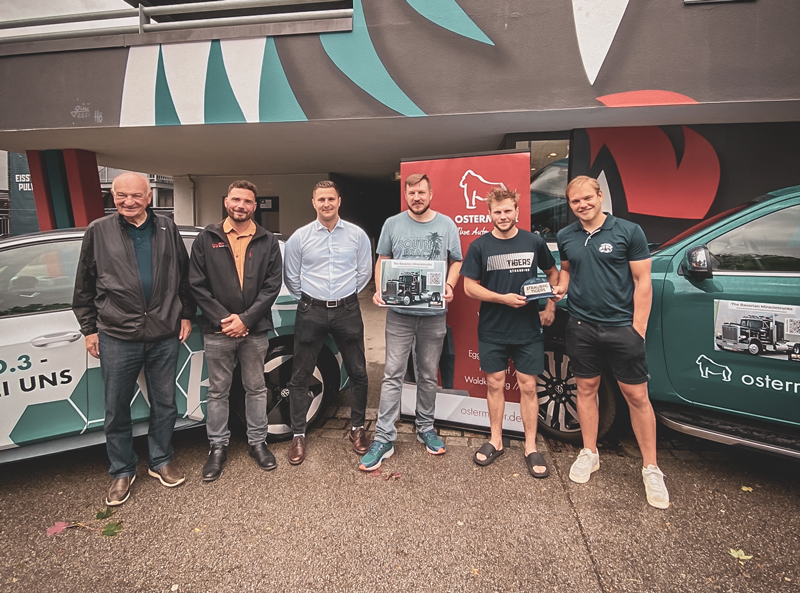 Strahlend am Foto (v. l.): Dr. Adolf Herpich (Verwaltungsrat für Sport Stadt Straubing), Manuel Köhler (Mitarbeiter Ostermaier), Arbnor Beqaj (Verkaufsberater VW Neuwagen), Michael E. Lang (Michael E. Lang), Parker Tuomie (Straubing Tigers) und Tim Brunnhuber (Straubing Tigers)