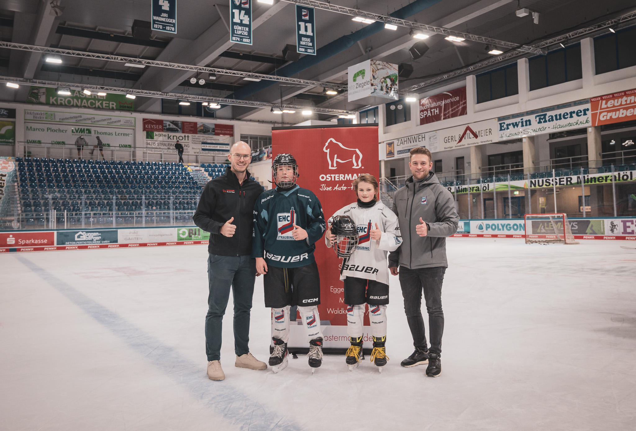 Strahlend auf dem Bild (v. l.): Andreas Jerchel (Leiter Marketing, CRM und Digitalisierung), Martin Cepiga (Spieler), Kilian Hamann (Spieler) und Tom-Phillipp Hentschel (Vereinsmanager EHC Straubing e.V.)