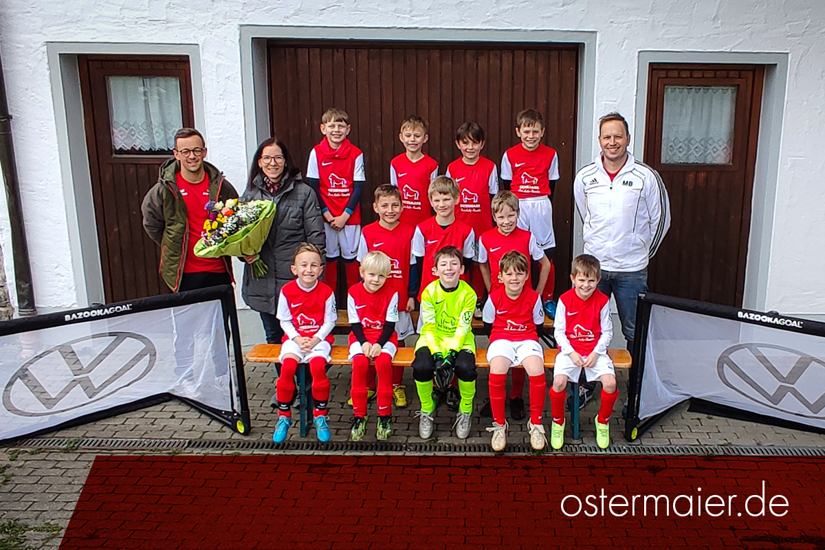 Glückliche Gesichter (v. l.): Florian Meindl (Trainer DJK), Birgit Böhm (Buchhaltung Auto-Familie Ostermaier), die F-Jugend der DJK Altenkirchen und Mario Böhm (Trainer DJK)