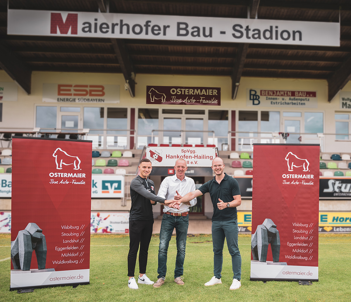 Strahlend am Bild (v. l.): Tobias Beck (Chefcoach Hankofen), Alois Beck (1. Vorstand Hankofen) und Andreas Jerchel (Leiter Marketing, CRM und Digitalisierung)