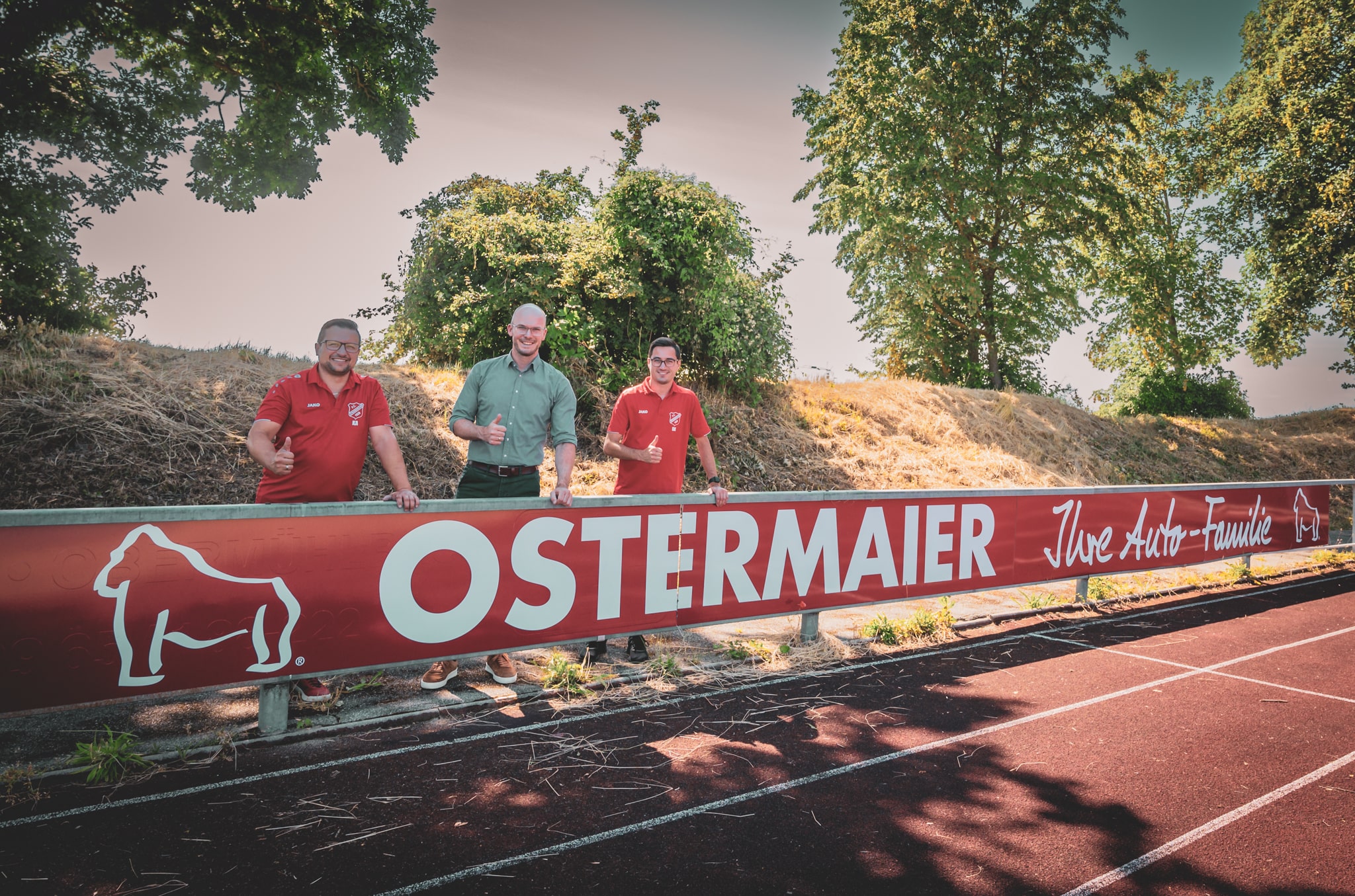 Strahlend am Bild: Klaus Altmann (Torwart-Trainer), Andreas Jerchel (Leiter Marketing, CRM und Digitalisierung) und Stefan Kastl (1. Abteilungsleiter Fußball)