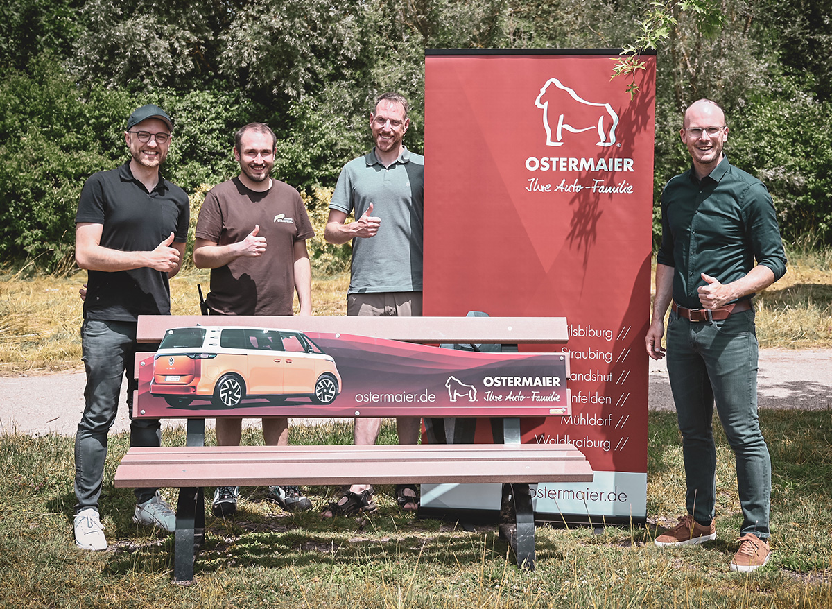 Strahlend am Bild (v. l.): Jürgen Brunner (Grafiker Ostermaier), Ludwig Fischer (Kurator/ stellv. Direktor), Dr. Michel Delling (Zoodirektor) und Andreas Jerchel (Leiter CRM, Marketing und Digitalisierung Ostermaier)