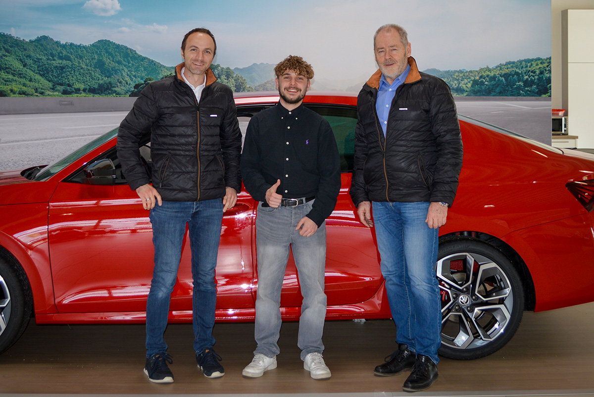 Strahlend am Foto (v. l.): Benjamin Woldrich (Verkaufsleiter ŠKODA), Alexander Reinhardt und Helmut Glasschröder (Betriebsleiter)