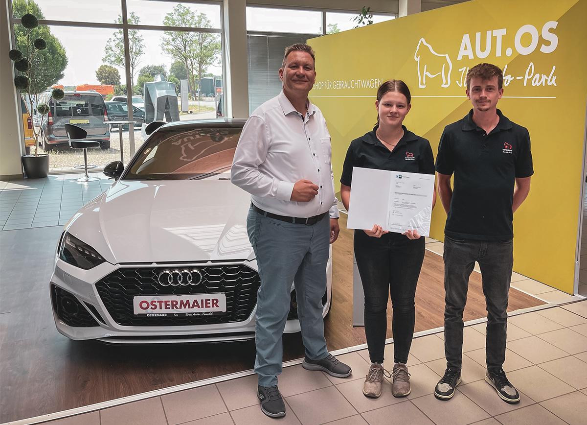 Strahlend am Übernahmebild (v. l.): Josef Benninger (Betriebsleiter), Lena Welzel und Dominik Hüttner (Teiledienst)