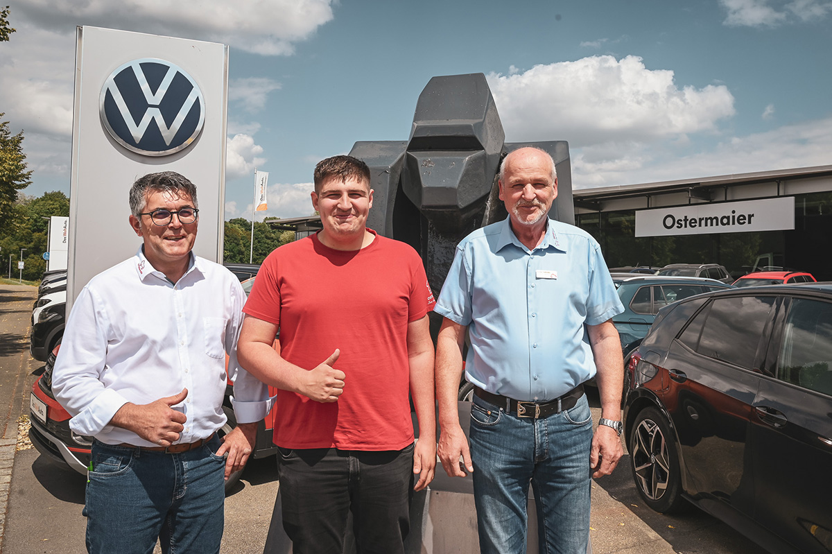 Strahlend am Übernahmebild (v. l.): Reinhold Schläger (Serviceleiter), Maximilian Schweiger und Günter Ecklreiter (Teiledienstleiter)