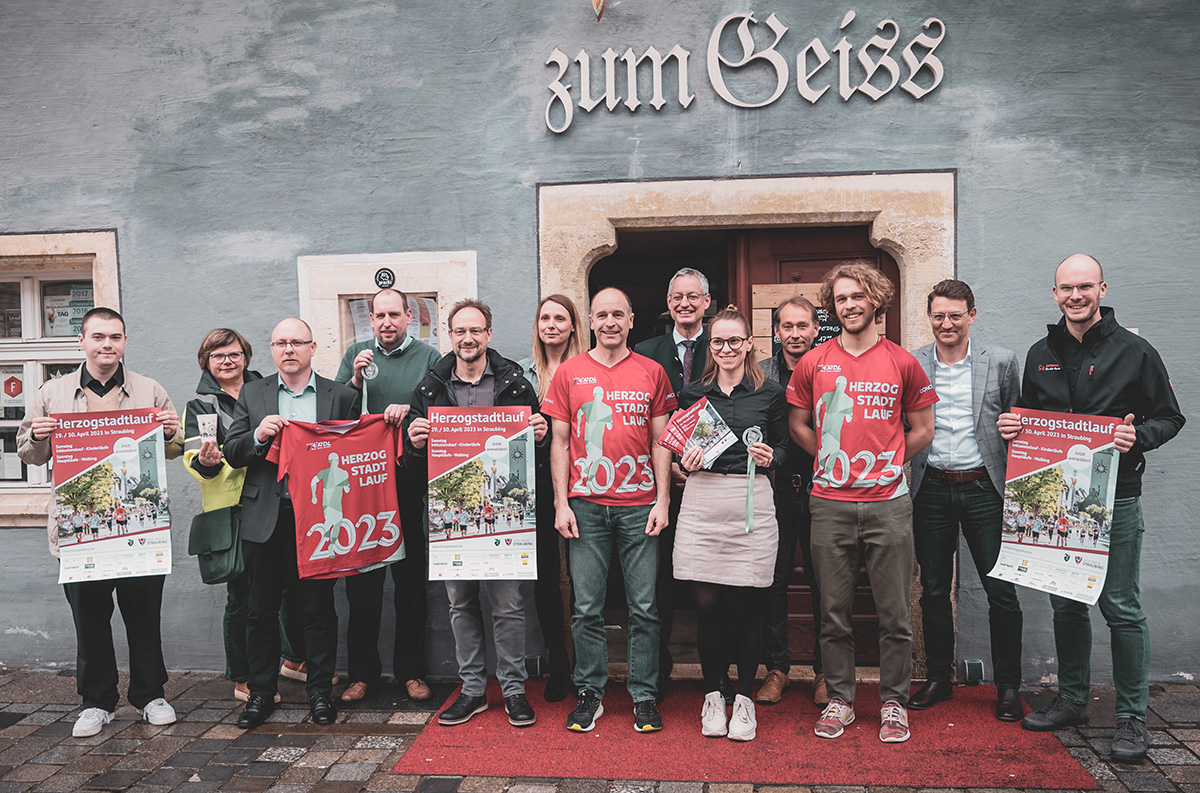 Auf dem Bild sind die Sponsoren, Oberbürgermeister Markus Pannermayr und das Stadtmarketing Straubing