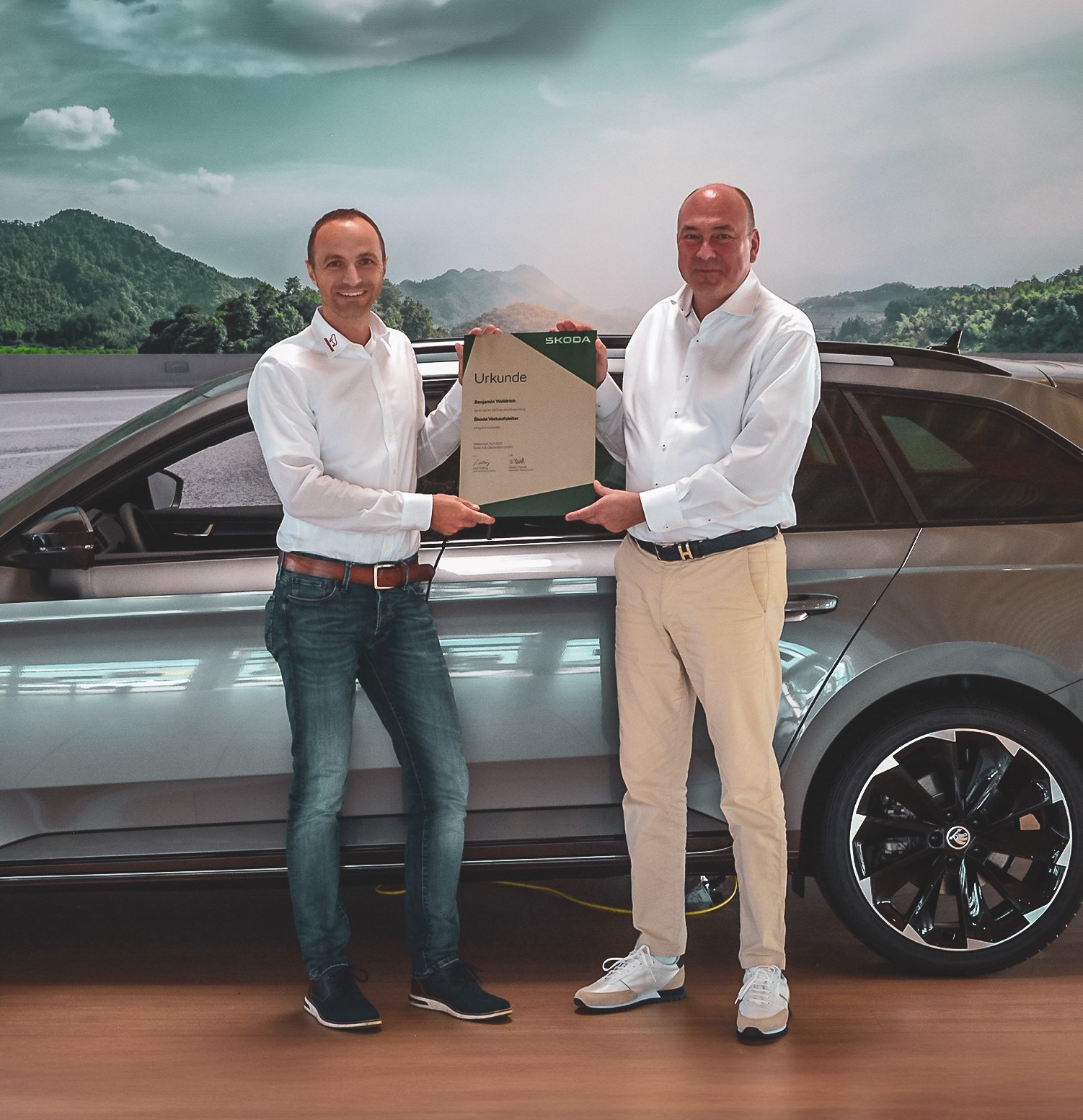 Strahlend am Foto (v. l.): Benjamin Woldrich (Markenverantwortlicher Škoda) und Thomas Fesenmair (Gebietsleiter Škoda)