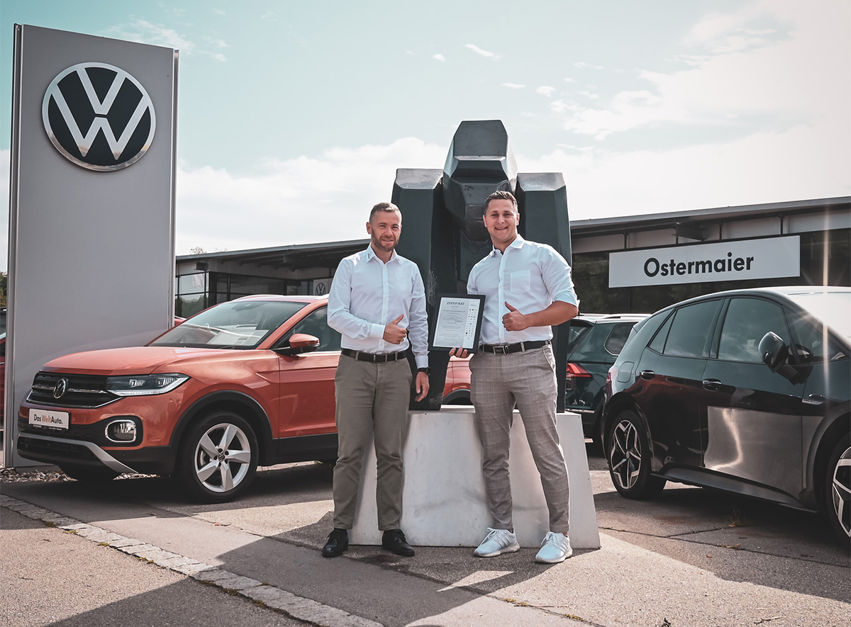 Strahlend am Bild (v. l.): Martin Kagerer (Verkaufsleiter VW) und Arbnor Beqai