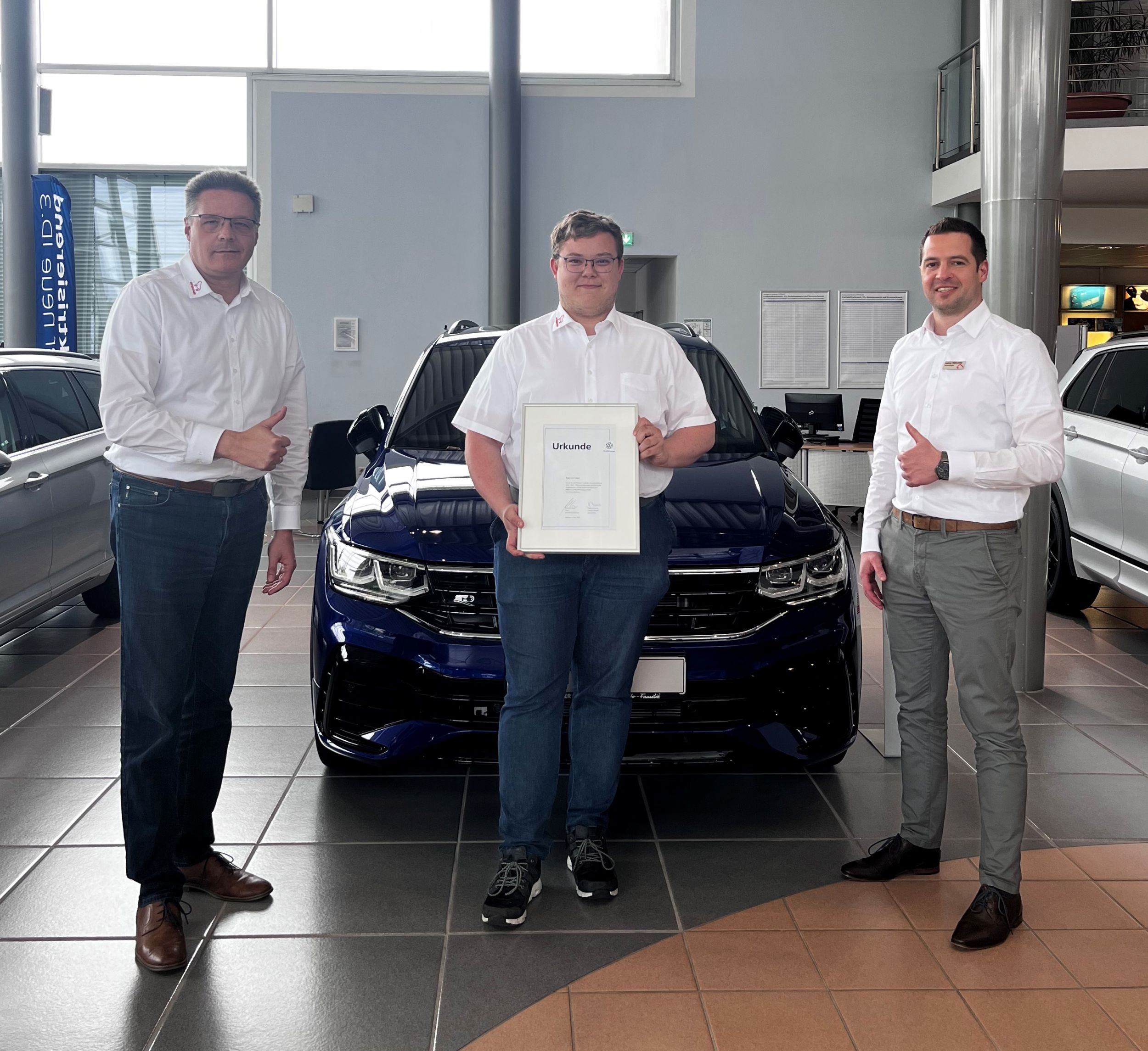 Strahlend am Bild (v. l.): Hans-Jürgen Karrasch (Betriebsleiter), Patrick Edel und Andreas Wolfswinkler (Verkaufsleiter VW)