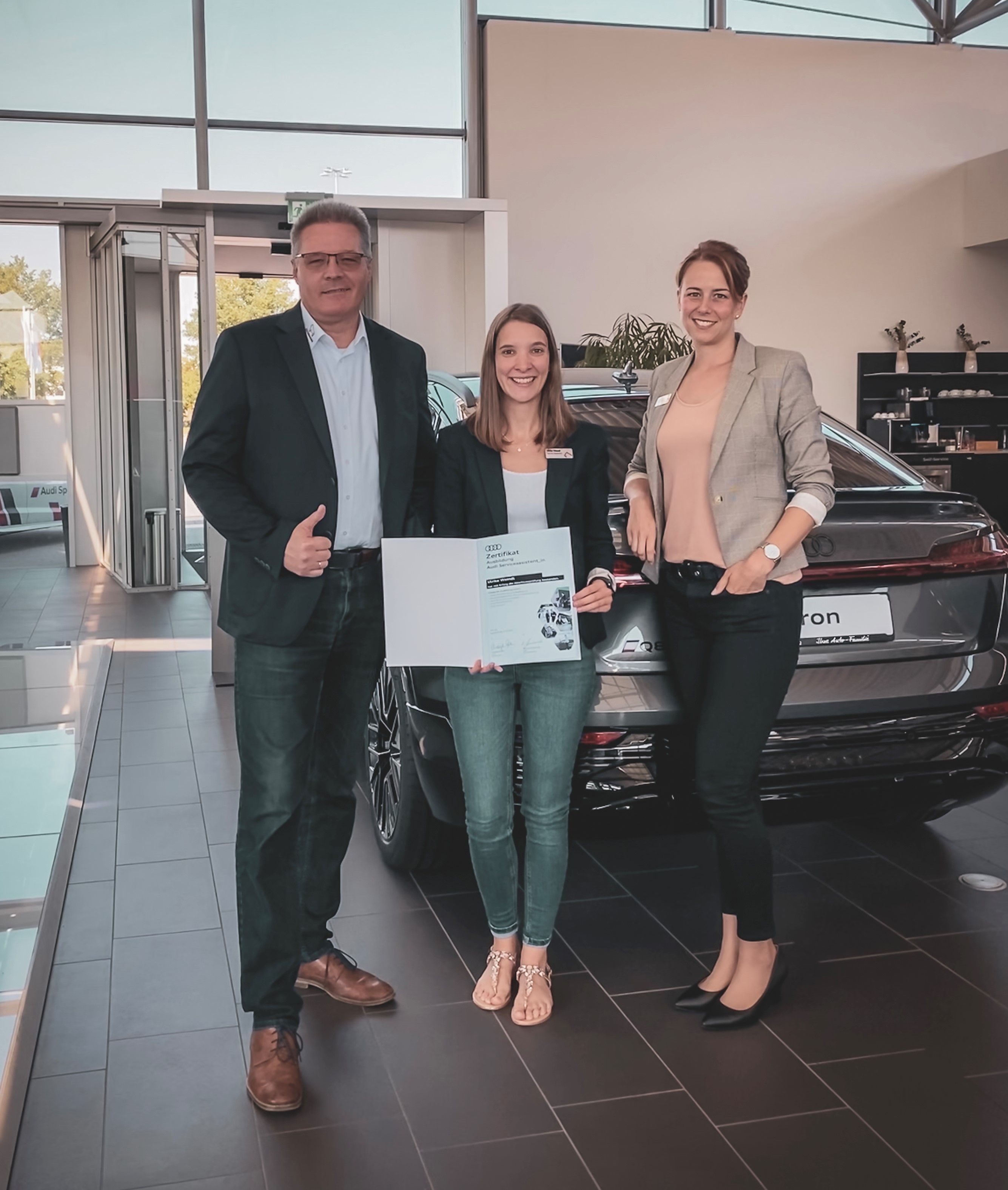 Strahlend am Foto (v. l.): Hans-Jürgen Karrasch (Betriebsleiter), Ulrike Weindl und Laura Schulz (Verkaufsleiterin Audi)