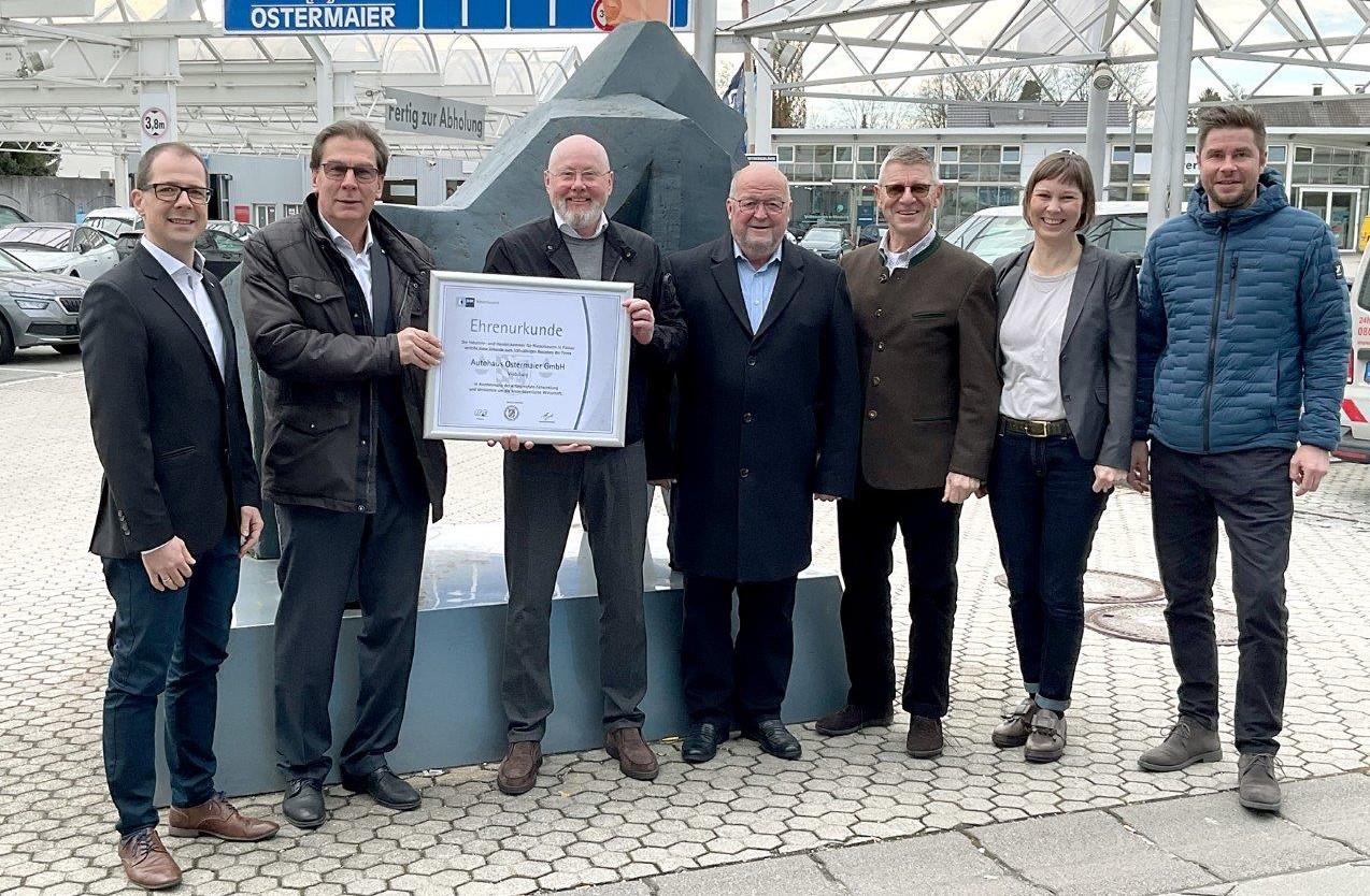 Strahlend am Foto (v. l.): Marc-André Alram (IHK- Regionalbetreuer), Hans Graf (IHK-Vizepräsident), Michael Ostermaier (Gesellschafter), Klaus Schroff (Geschäftsführer), Hans Ostermaier (Gesellschafter), Veronika Ostermaier (Gesellschafter) und Maximilian Ostermaier (Gesellschafter)