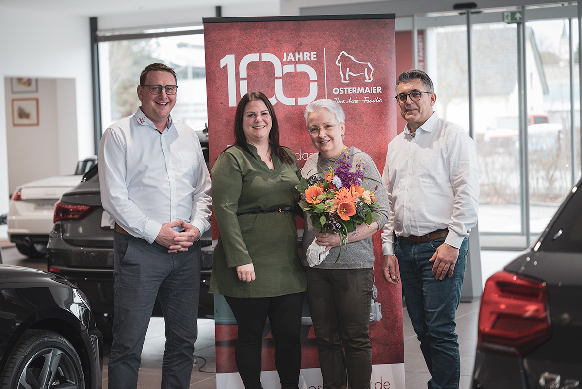 Strahlend am Foto (v. l.): Bernhard Anderl (Betriebsleiter), Susanne Kerscher (Teamleitung Info/ Counter), Marianne Biendl und Reinhold Schläger (Serviceleiter)