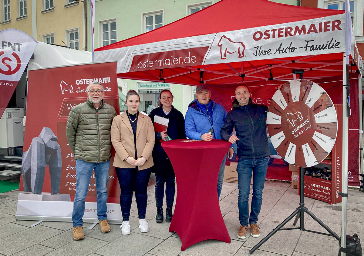 Strahlend am Bild (v. l.): Günter Dichtl (Leiter Mietwagengeschäft), Bade Can (Vermietrepräsentantin), Monika Jahn (Škoda Verkaufsberaterin), Helmut Glasschröder (Ausbildungsleiter) und Benjamin Woldrich (Markenverantwortlicher Škoda)