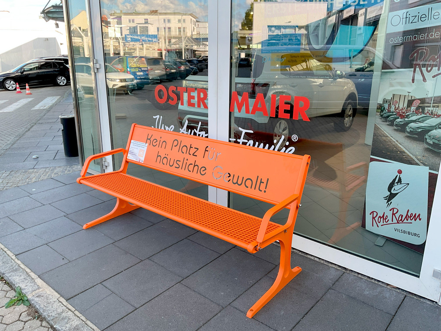 Orange Bank mit Gravur
