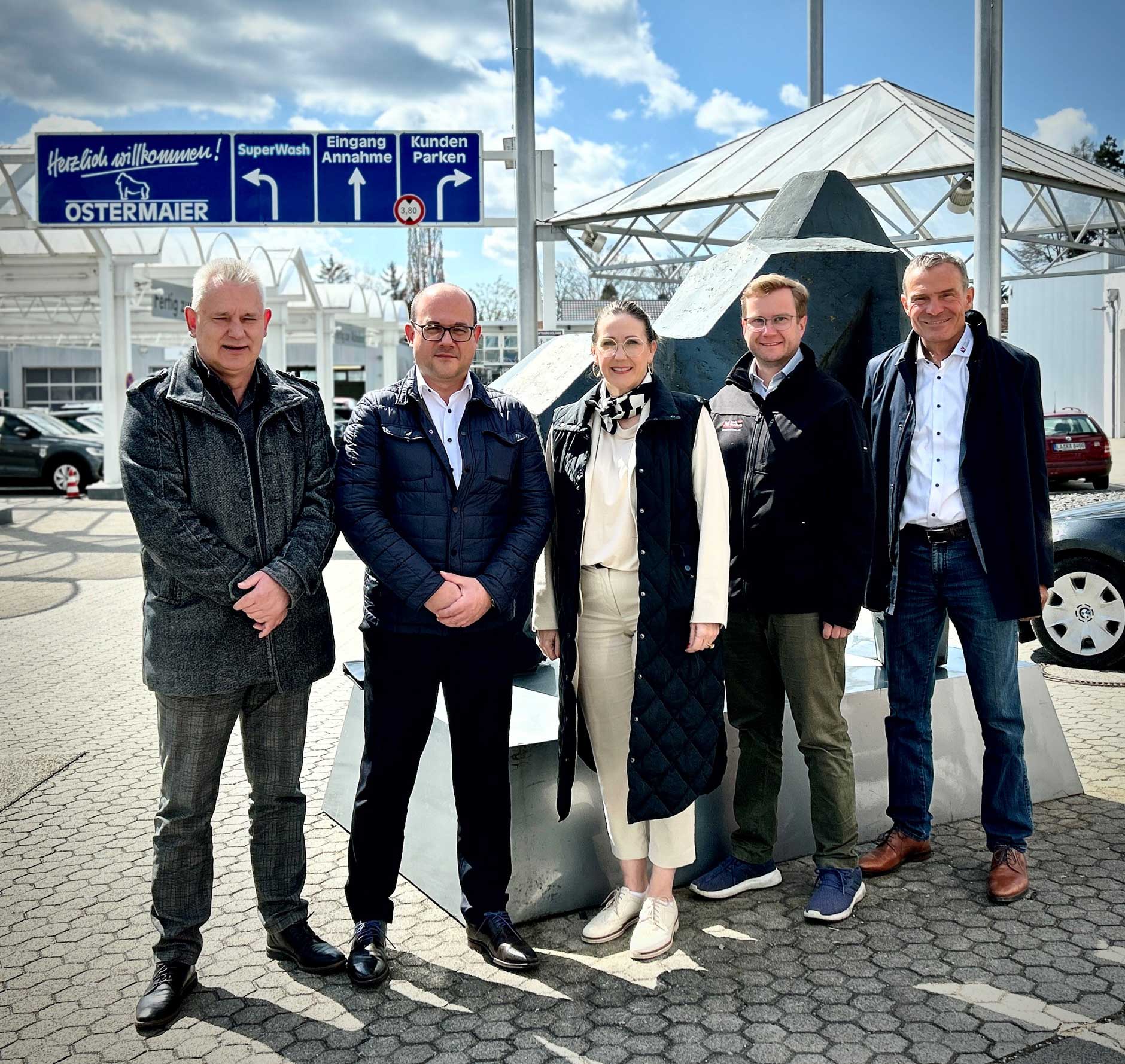Strahlend am Bild v. l.: Dirk Weißner (Geschäftsführer kaufmännischer Bereich), Thomas Henche (Geschäftsführer operativer Bereich), Sibylle Entwistle (Bürgermeisterin), Sebastian Stelzer (Geschäftsleiter) und Georg Straßer (Regionalmanager)