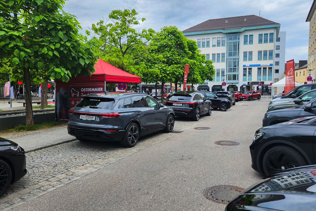 Eine Reihe von Autos steht auf einem Stadtplatz