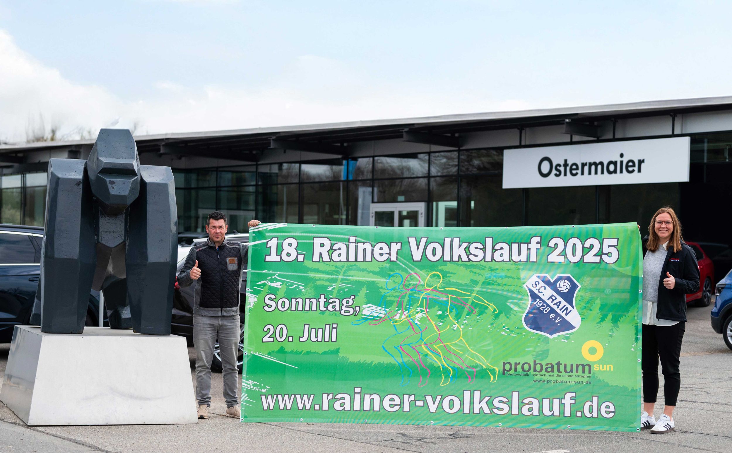 Das Bild zeigt: Michael Glück (Orga-Team Rainer Volkslauf 2025) und Franziska Beck (Marketingleitung Ostermaier)