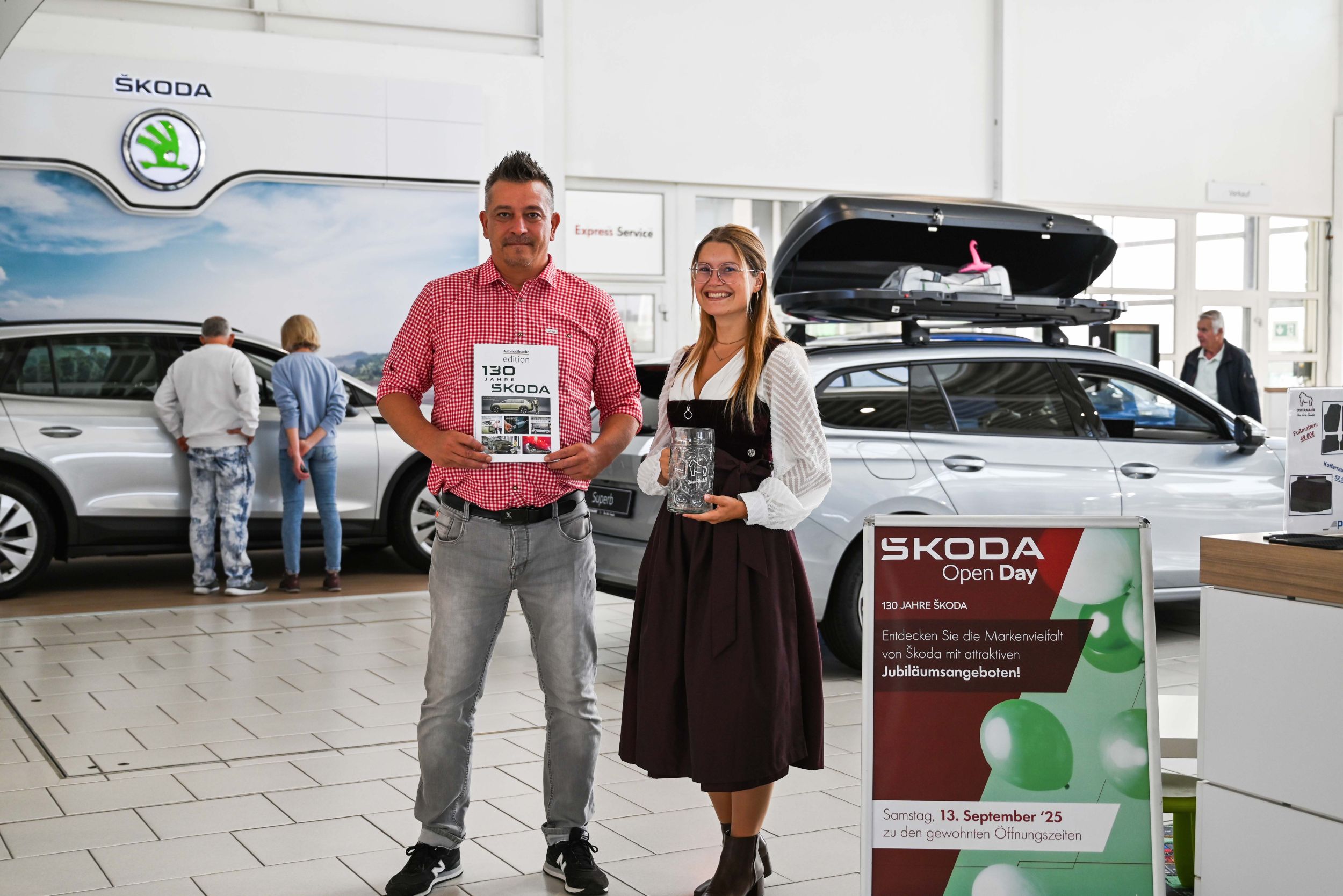 Strahlend am Bild: Andreas Kalnakov (Verkaufsberater) und Katharina Sellmaier (Verkaufsleiterin Landshut)