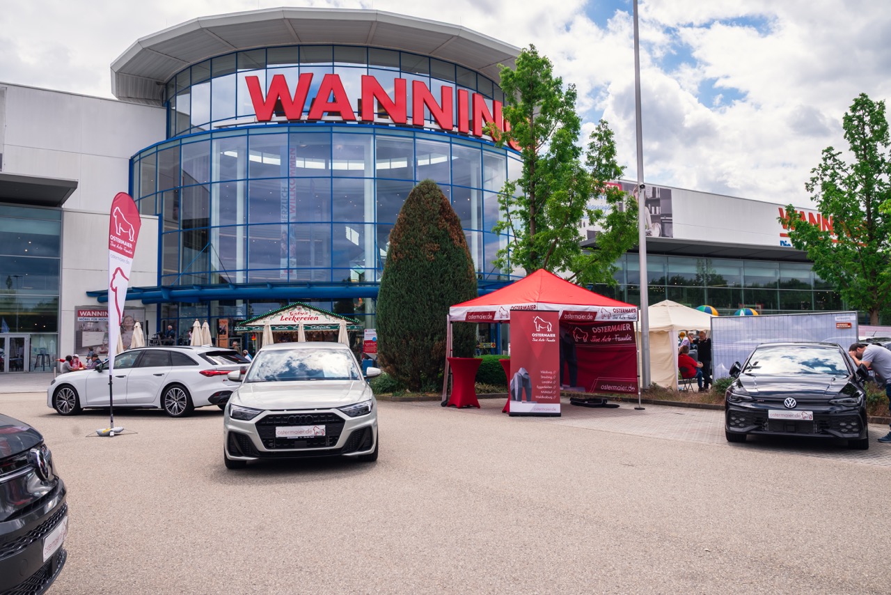 VW und Audi vor dem Wanninger Gebäude