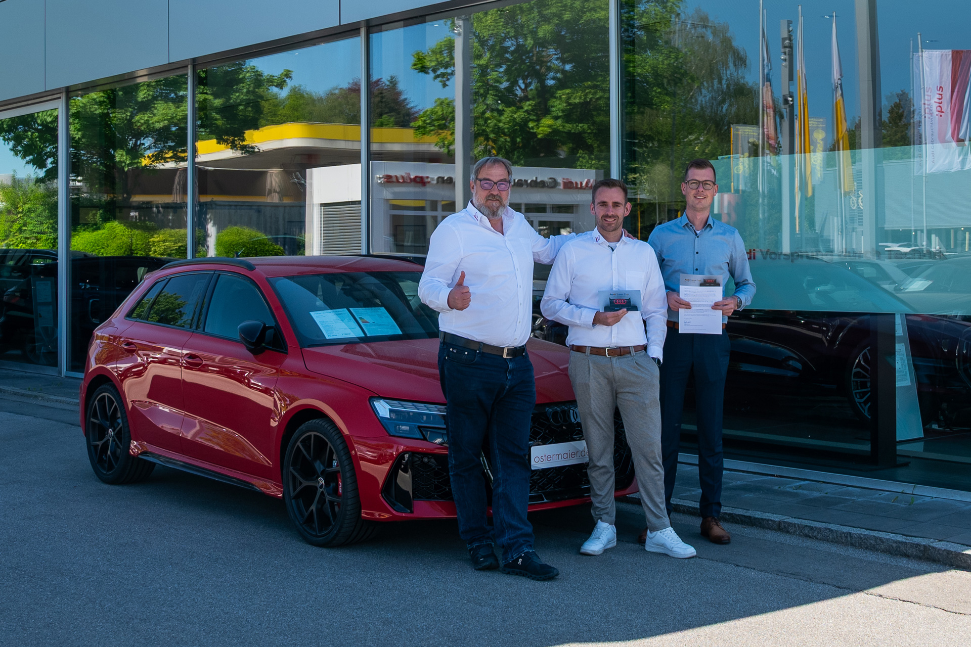 Albert Dirnberger (Verkaufsleiter Gebrauchtwagen), Dominik Lieberam (Verkaufsberater Audi Gebrauchtwagen) und Daniel Röll (Verkaufsberater Audi Gebrauchtwagen)