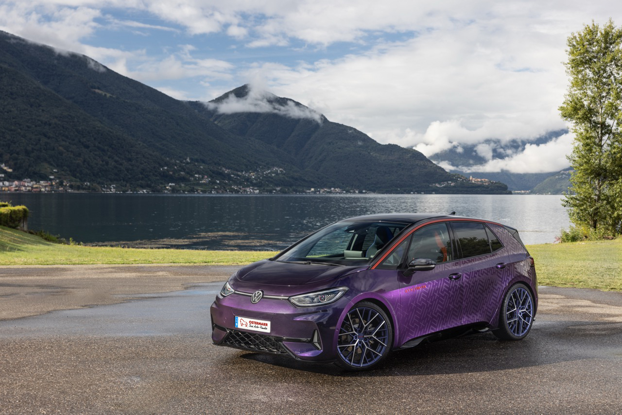 VW ID.3 GTX FIRE+ICE steht vor einem See