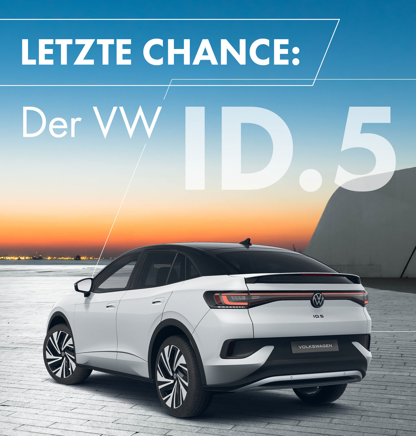 Das Bild zeigt einen weißen VW ID.5 auf einem Vorplatz