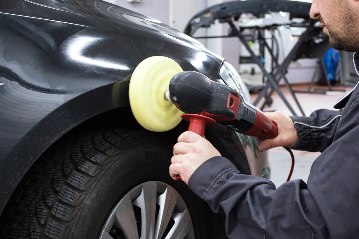 Werkstatt-Mitarbeiter bei der Auto-Politur