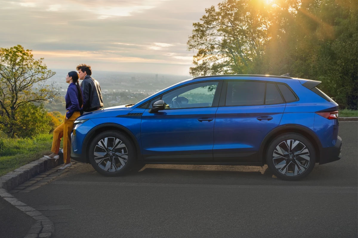 blauer Skoda am Parkplatz